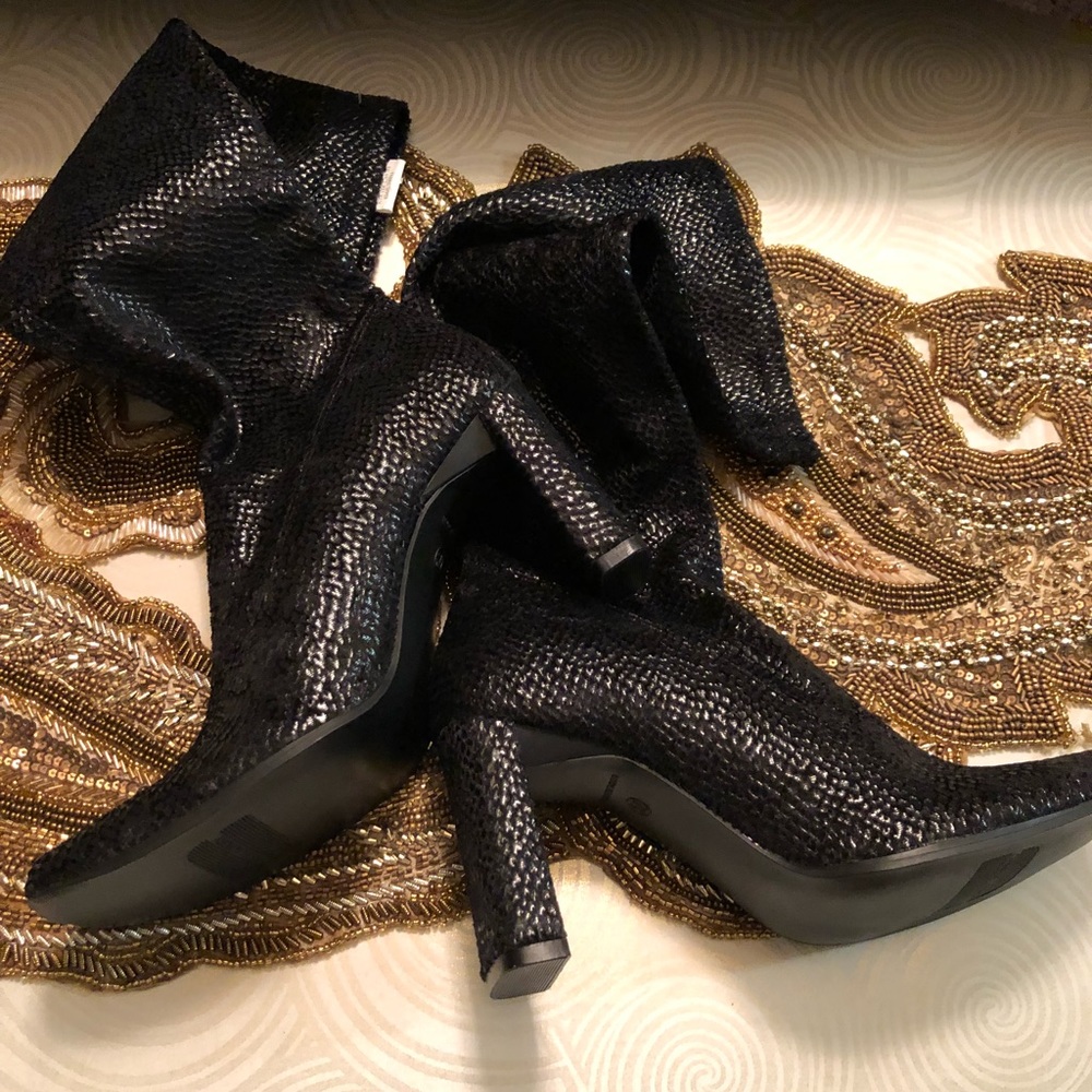 Beautiful Snakeskin Chinese Laundry Boots💥Last 1